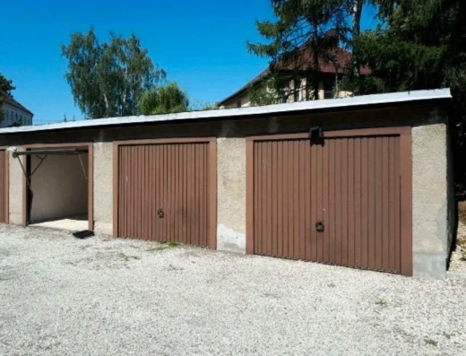 Garage auf einem Hinterhof verfügbar